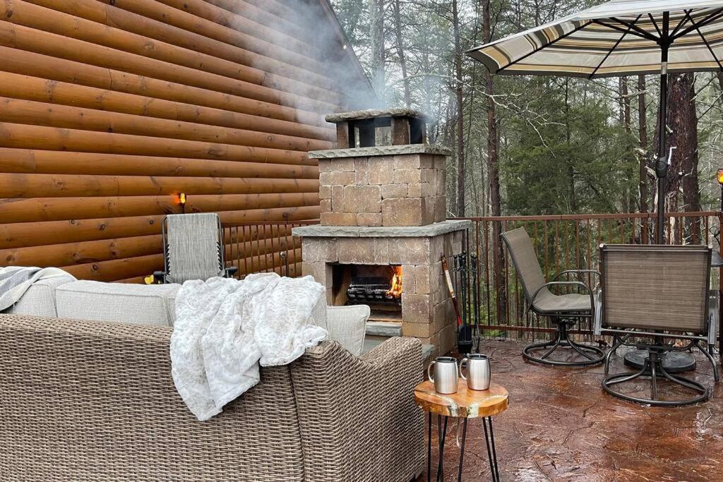 Enchanted Forest Cabin And Teepee! Lights & Laser Show! Private Hot Tub! Unique Stay! Севьервилл Экстерьер фото