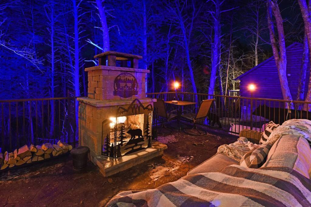 Enchanted Forest Cabin And Teepee! Lights & Laser Show! Private Hot Tub! Unique Stay! Севьервилл Экстерьер фото